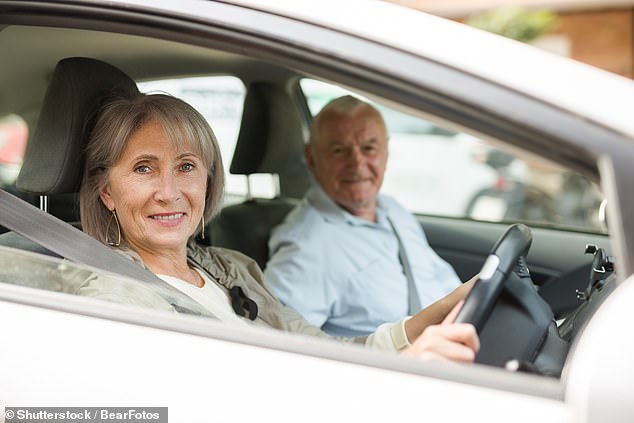 Im letzten Jahrzehnt ist die Zahl der Autofahrer über 70 Jahre dramatisch gestiegen. Hier sehen Sie, wie viele ältere Autofahrer heute mehr unterwegs sind