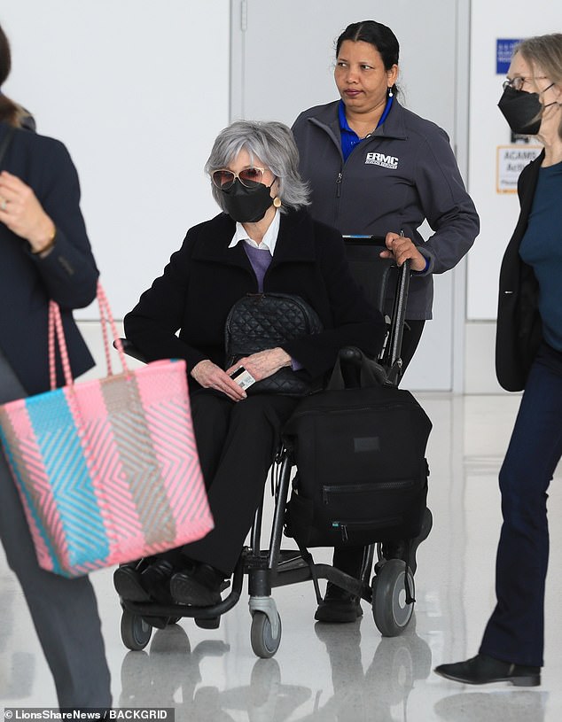 Sichtung: Jane Fonda sah gebrechlich aus, als man sie am Mittwoch im Rollstuhl bei ihrer Rückkehr vom Filmfestival in Cannes am LAX-Flughafen sah