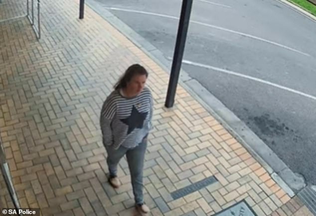 Julie Schutt wurde auf Videoüberwachung gesehen, wie sie eine Straße entlang und aus der Stadt hinausging