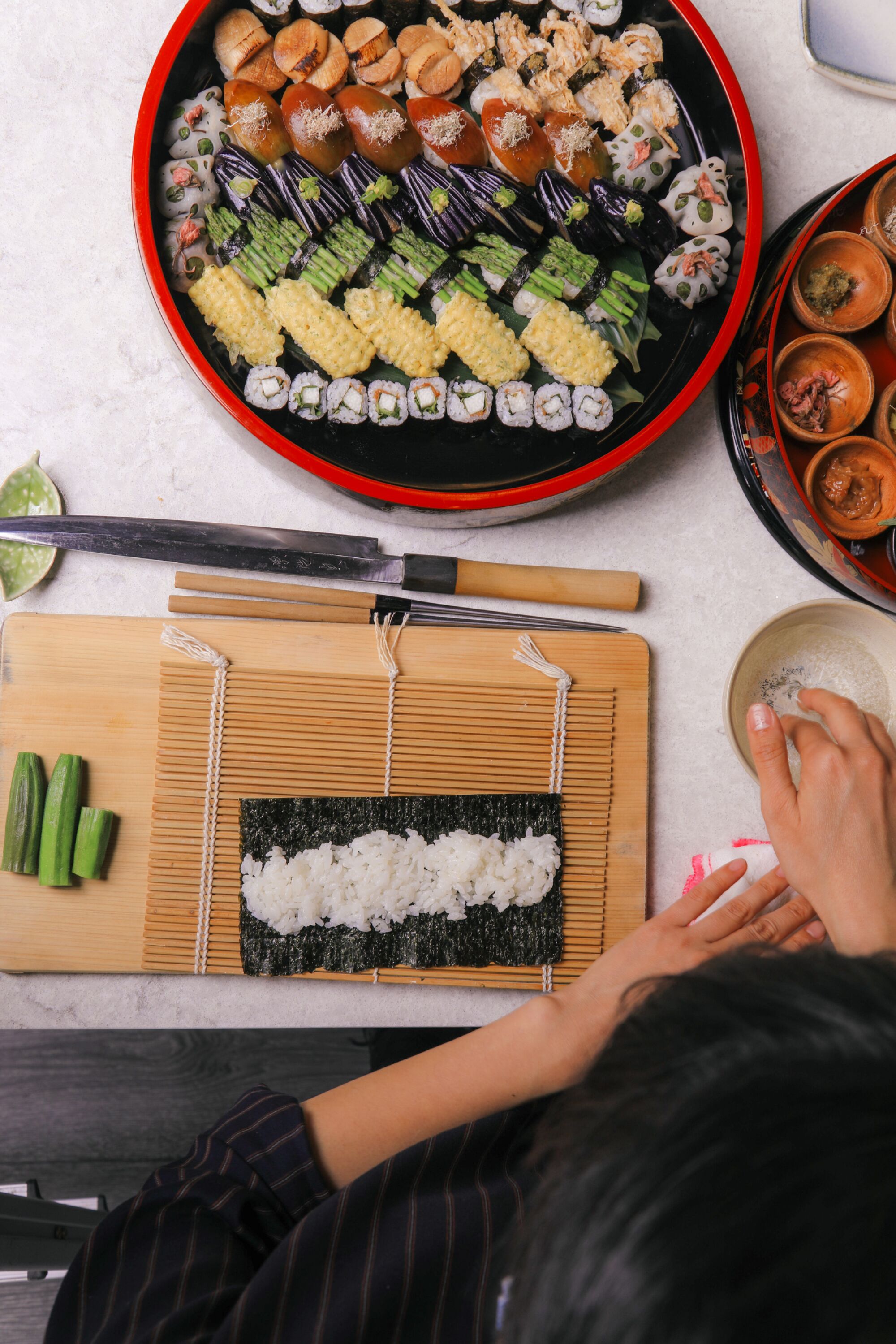 Hasebe bereitet in der Testküche der LA Times eine vegane Sushi-Platte zu.