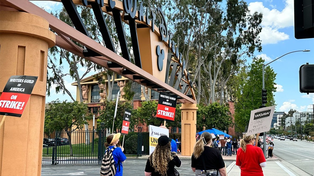 WGA-Demonstranten und andere Gewerkschaftsmitglieder demonstrieren Disney am 3. Mai 2023 in Burbank.