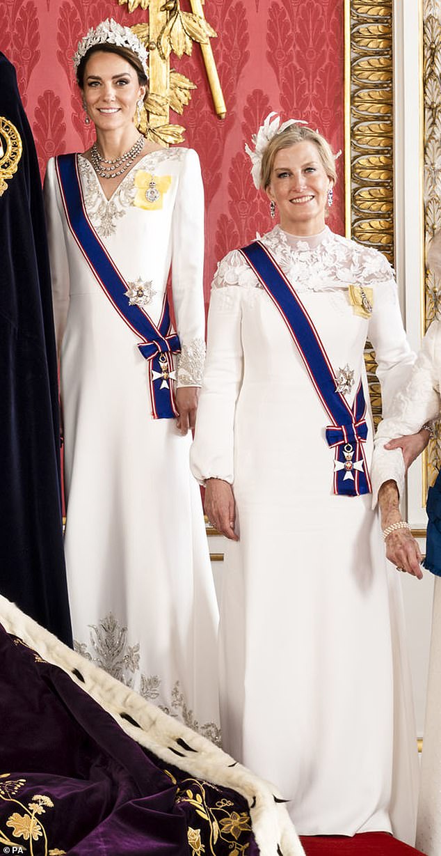 Die Prinzessin von Wales trägt Queen Elizabeths George VI Girlandenkette und ihr elfenbeinfarbenes Kleid von Alexander McQueen mit Silberstickerei