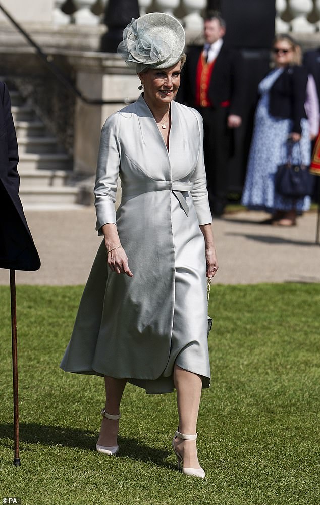 Der 58-jährige König (heute abgebildet) trug dieses Mantelkleid von Suzannah London zum ersten Mal bei einer Verlobung in Dorking im Jahr 2017