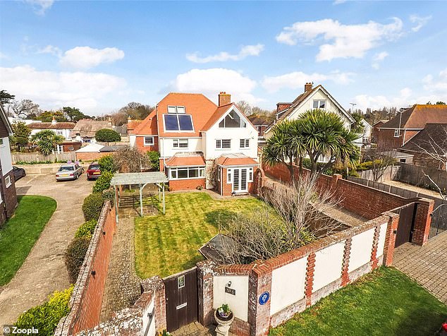Dieses Anwesen mit fünf Schlafzimmern im Küstenort Aldwick in West Sussex steht für 775.000 £ über Immobilienmakler von Jackson-Stops zum Verkauf