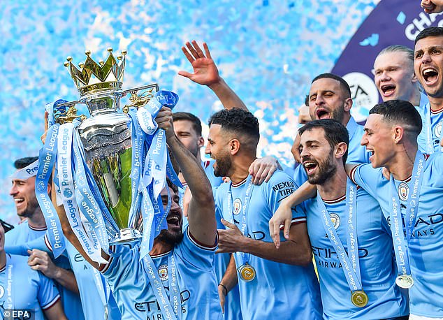 Manchester City holte sich am Sonntag zum dritten Mal in Folge den Premier-League-Pokal in Folge