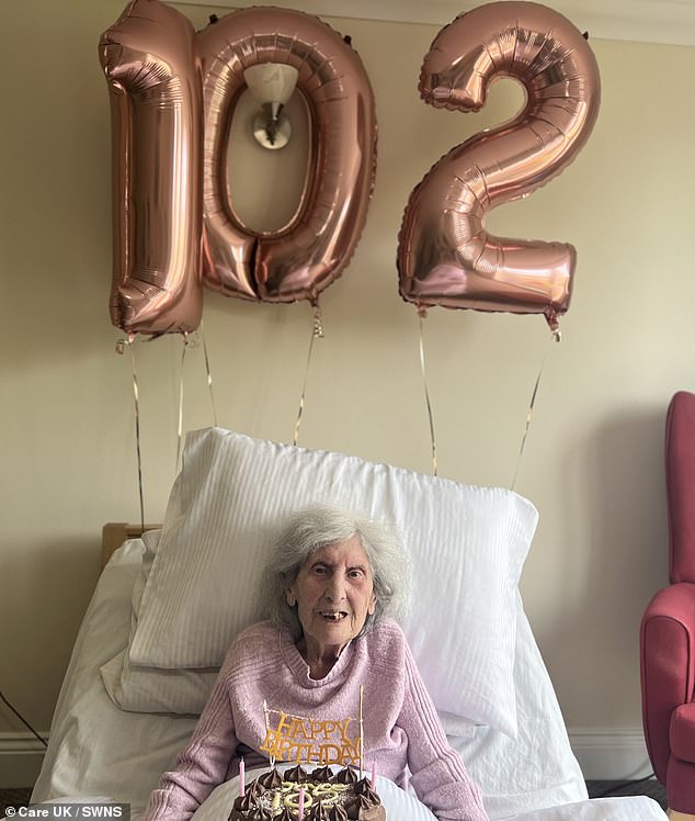 Joyce Jackman, die am 9. Mai 102 Jahre alt wurde, erzählte den Mitarbeitern ihres Pflegeheims, dass das Geheimnis eines über hundertjährigen Lebens guter Sex sei