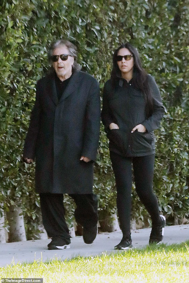 Erwartet seinen vierten!  Am Dienstag wurde bekannt, dass der 82-jährige Al Pacino ein Kind mit seiner 29-jährigen Freundin Noor Alfallah erwartet, die im achten Monat schwanger ist