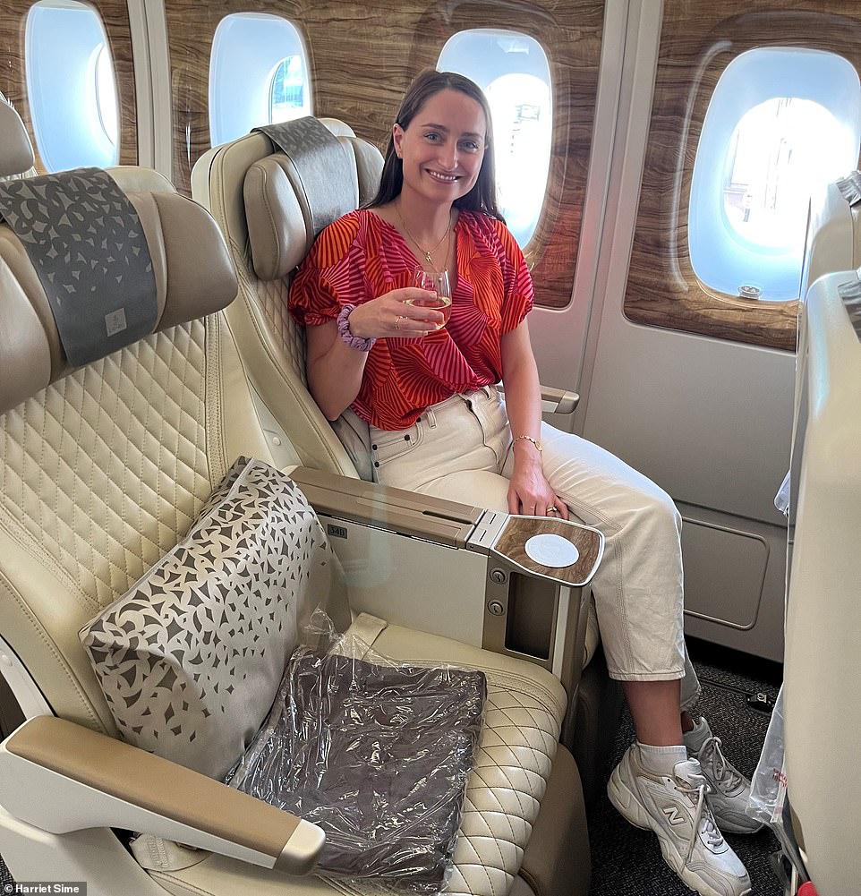 Harriet Sime (oben) fliegt mit einem Emirates A380 in der Premium Economy zwischen Heathrow und Dubai