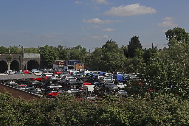 Soho – ein Schrottplatz voller alter Autos, der die Passagiere begrüßt, wenn sie nach rechts schauen