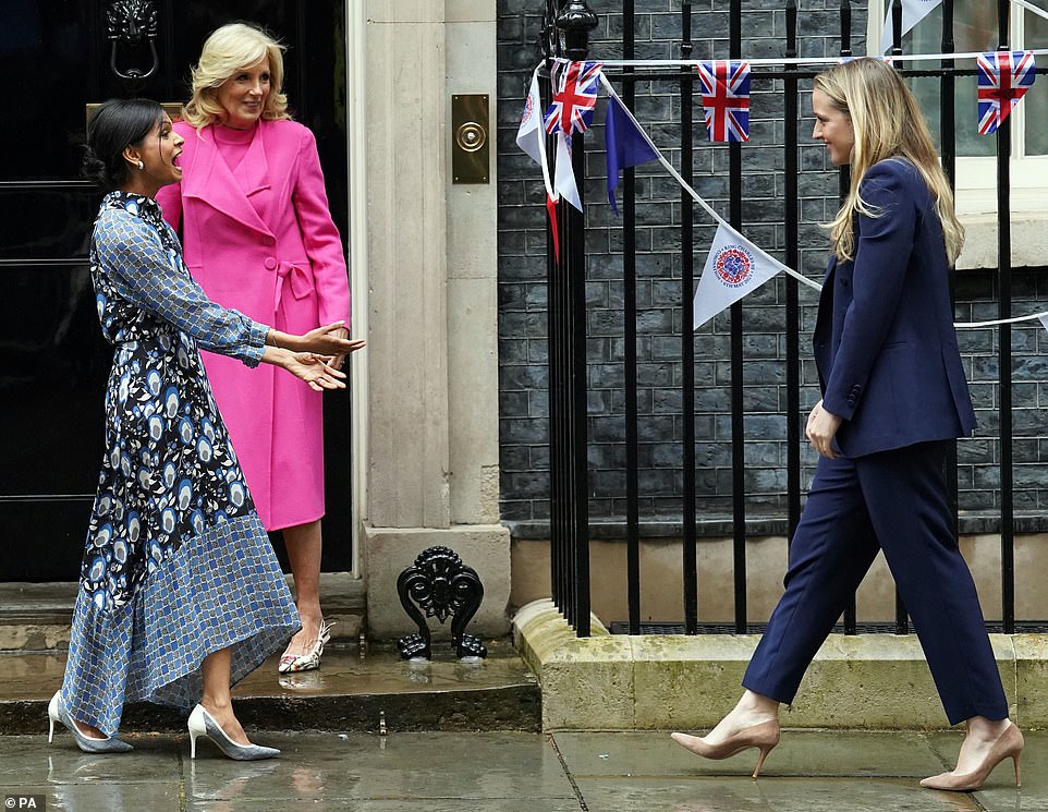 First Lady Jill Biden zeigte am Freitag ein sehr farbenfrohes Schauspiel, um einen grauen Tag in London aufzuhellen, als sie und ihre Enkelin Finnegan sich mit der Frau des britischen Premierministers trafen