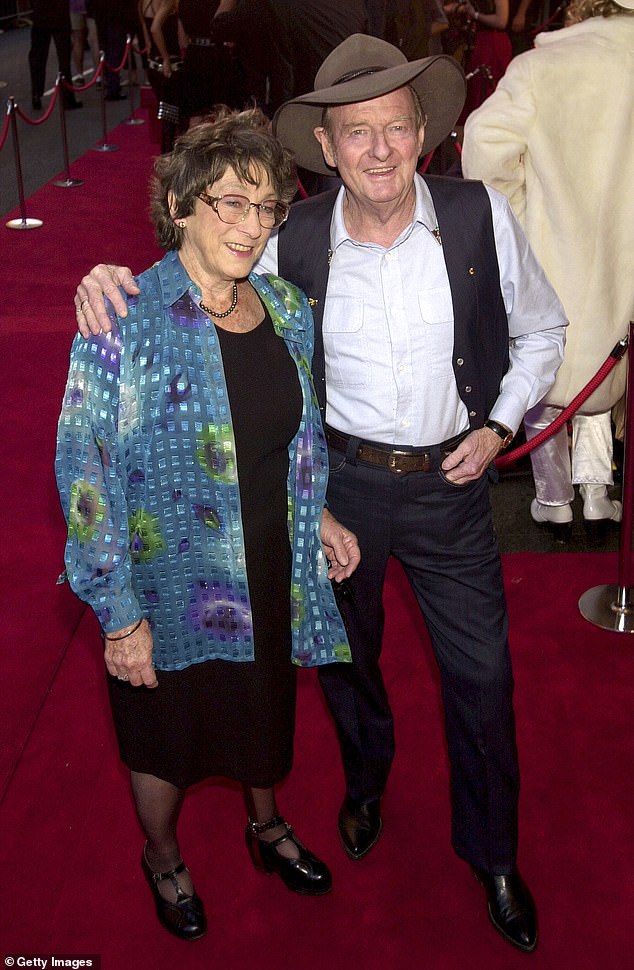 Joy McKean, die Witwe der australischen Country-Legende Slim Dusty, ist im Alter von 93 Jahren an Krebs gestorben. Das Paar ist zusammen abgebildet