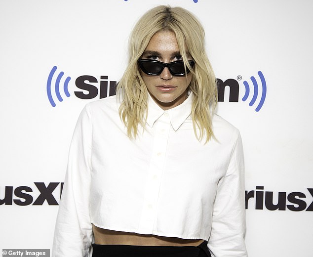 Einfacher Stil: Kesha hielt es am Dienstag in einem weißen Crop-Top und einem schwarzen Rock schlicht, als sie die SiriusXM Studios in New York City besuchte