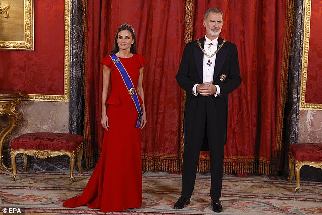 Königin Letizia war die Schönheit des Balls, da sie ein Rouge-Kleid mit Schößchendetails um die Taille und leicht ausgestellten kurzen Ärmeln trug