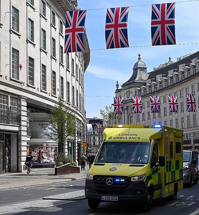 Die Chefs der Londoner Krankenwagen haben die Briten aufgefordert, sicherzustellen, dass sie alles tun, um eine Reise zu A & E an diesem Krönungswochenende zu vermeiden, da sie sich auf zusätzliche 999-Anrufe vorbereiten