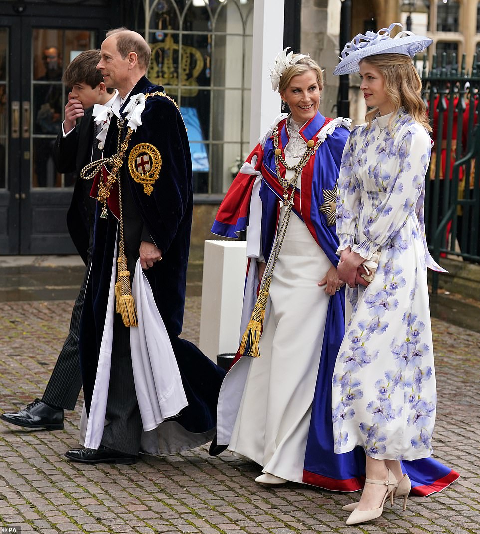 Die Herzogin von Edinburgh sah heute elegant aus, als sie sich ihrem Ehemann, dem Herzog von Edinburgh, und ihren Kindern Lady Louise und James, Viscount Severn, zur Krönung des Königs anschloss