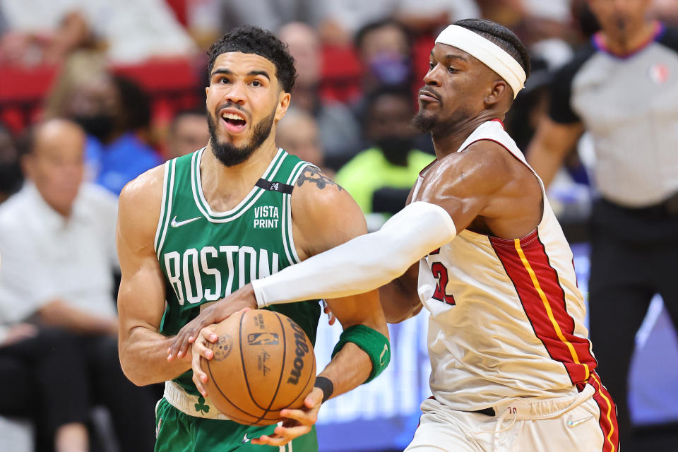 Die Boston Celtics'  Jayson Tatum wird letzte Saison im Finale der Eastern Conference von Jimmy Butler von den Miami Heat verteidigt.  Auch in dieser Saison treffen die Teams wieder aufeinander.  (Michael Reaves/Getty Images)