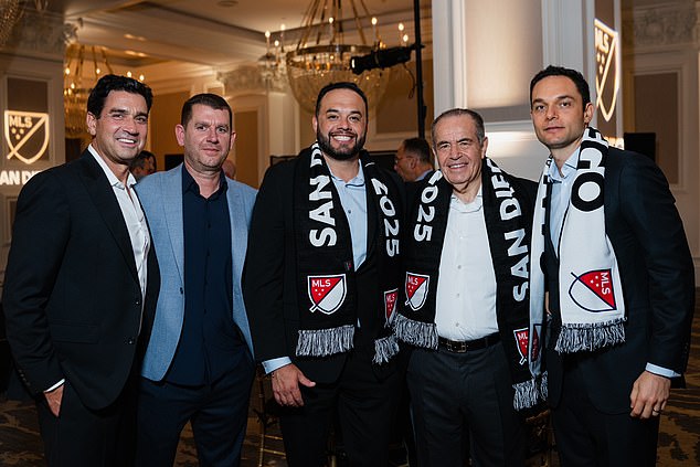San Diego wurde am Donnerstag mit dem Expansionsteam der MLS beauftragt, dessen Eigentümergruppe unter der Leitung des ägyptischen Milliardärs Mohamed Mansour (zweiter von rechts) die Leitung des Clubs übernehmen wird