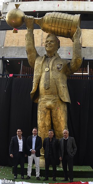 Ein argentinischer Bildhauer hat bei einer Statue des legendären River-Plate-Spielers und -Managers Marcelo Gallardo eine künstlerische Freiheit genommen, was zu einer deutlichen Ausbuchtung im Schrittbereich des Stücks führte