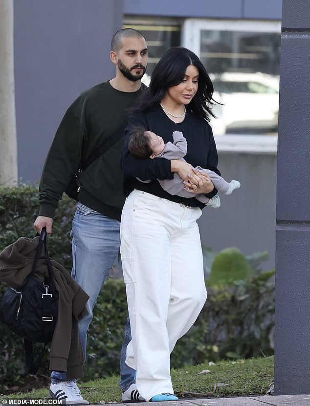 Martha Kalifatidis und Michael Brunelli verließen KIIS FM am Dienstag mit ihrem neugeborenen Model-Sohn Lucius.  Alles abgebildet