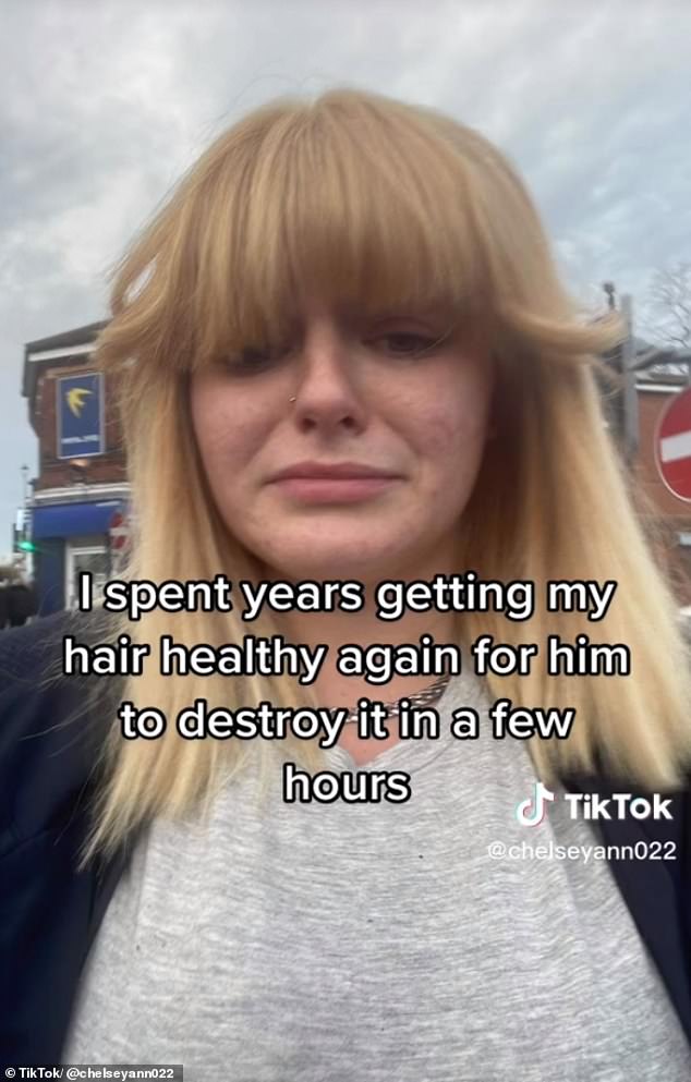 Chelsy Ann aus Kent drehte online ein Video darüber, wie ein Friseur ihr die Haare ruinierte, das mehr als zwei Millionen Mal aufgerufen wurde.  Im Bild: Ihre Haare nach der Behandlung
