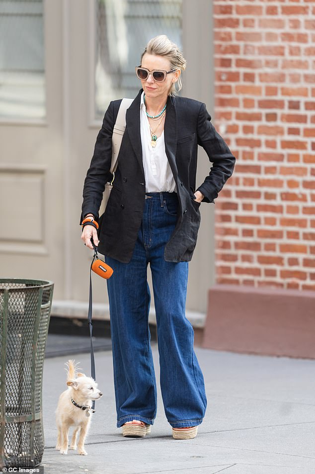 Naomi Watts wurde am Dienstag bei einem Spaziergang in der Nähe ihres Hauses in Tribeca in New York gesehen und sorgte dafür, dass ihr Ring vor den Zuschauern verborgen blieb, während Spekulationen über eine mögliche Verlobung mit Billy Crudup aufkamen