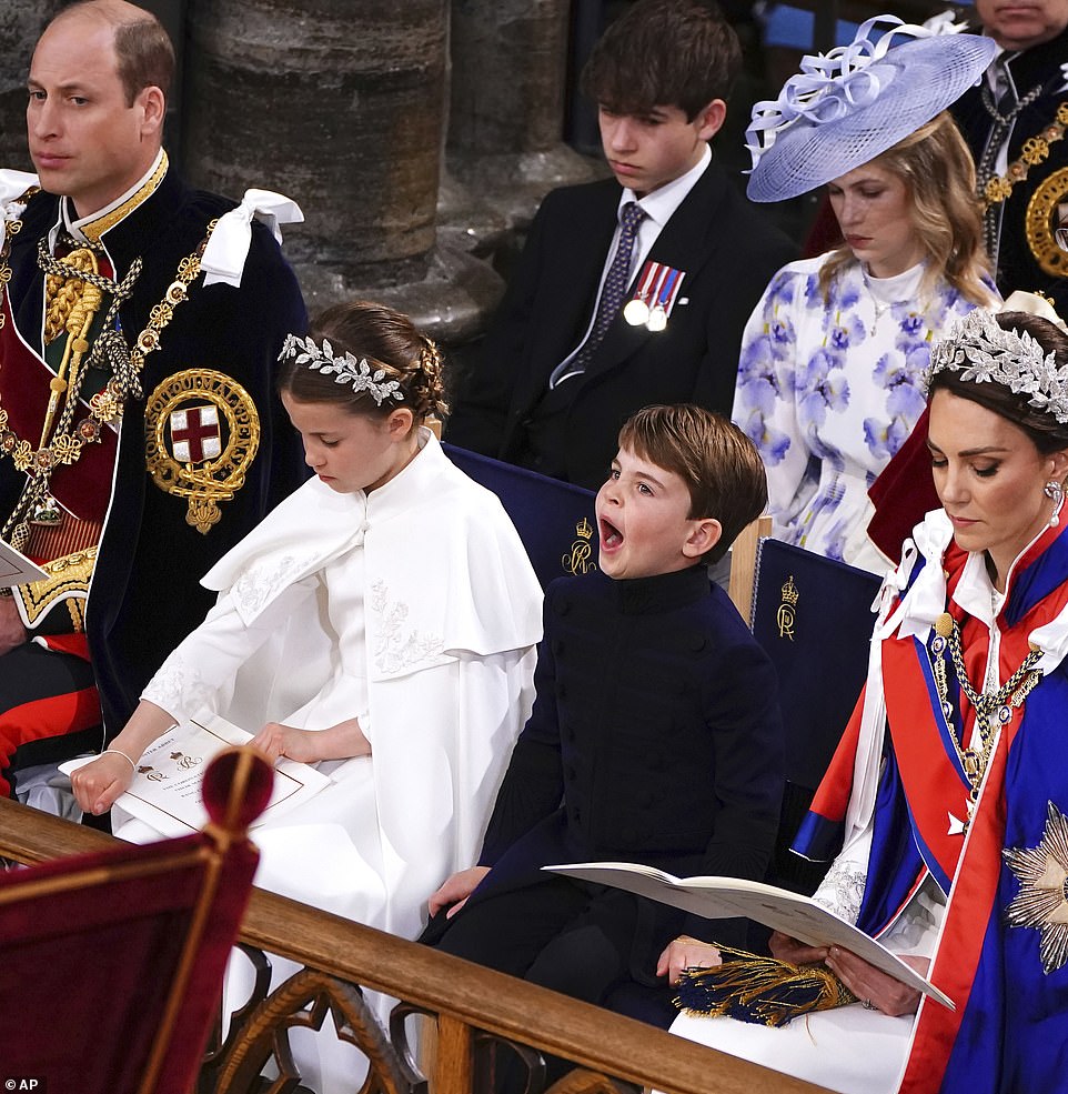 Halte dich aufrecht!  Der jüngste Sohn des Prinzen und der Prinzessin von Wales, Louis, der am St. George's Day am 23. April fünf Jahre alt wurde, wurde heute in der Westminster Abbey anlässlich der Krönung des Königs wieder zum Schmelzen gebracht