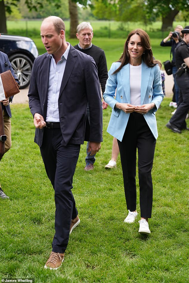 Die Prinzessin von Wales entschied sich für einen dezenten Look in einer puderblauen Anzugjacke, als sie heute königliche Fans bei einem großen Mittagessen in Windsor überraschte
