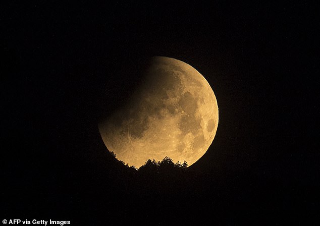 Bei einer Halbschatten-Mondfinsternis wird der äußere Schatten der Erde auf den Vollmond geworfen, wodurch dieser seine Farbe ändert.  Im Bild: Halbschatten-Mondfinsternis in Skopje, Nordmazedonien im Jahr 2022