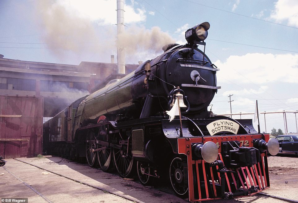 Dieses Bild – aufgenommen in Santa Fe, Texas – zeigt die „Amerikanisierung“, die erforderlich war, damit die Lokomotive das Land bereisen konnte, erklären die Autoren – ein Scheinwerfer, eine Glocke und ein leuchtend roter Pilot (Kuhfänger).