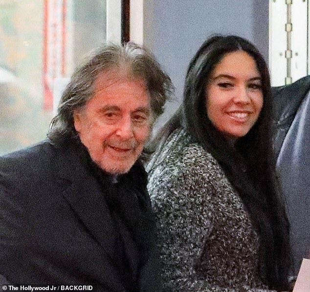 Al Pacino, 83, und Noor Alfallah, 29, gaben am Mittwoch bekannt, dass sie im achten Monat schwanger ist