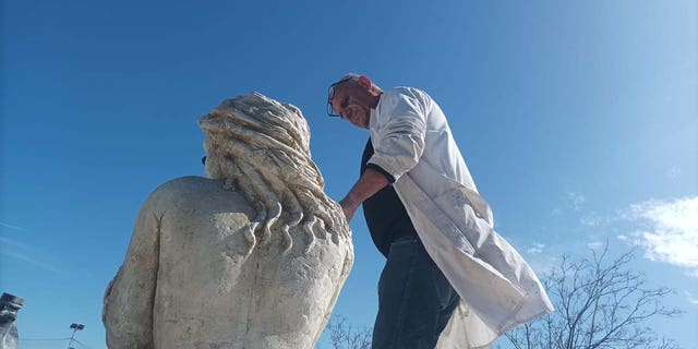Bildhauer mit seiner Meerjungfrau-Statue