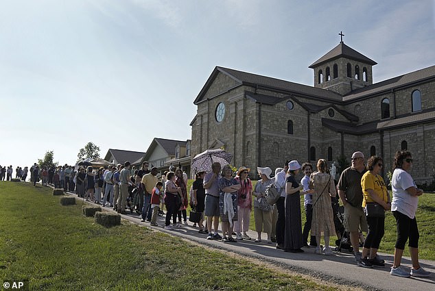 Am Sonntag warten Menschen darauf, den Leichnam von Schwester Wilhelmina Lancaster in der Benediktinerinnenabtei Maria, Königin der Apostel, zu sehen