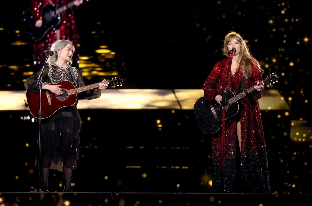 Phoebe Bridgers und Taylor Swift treten in Nashville auf