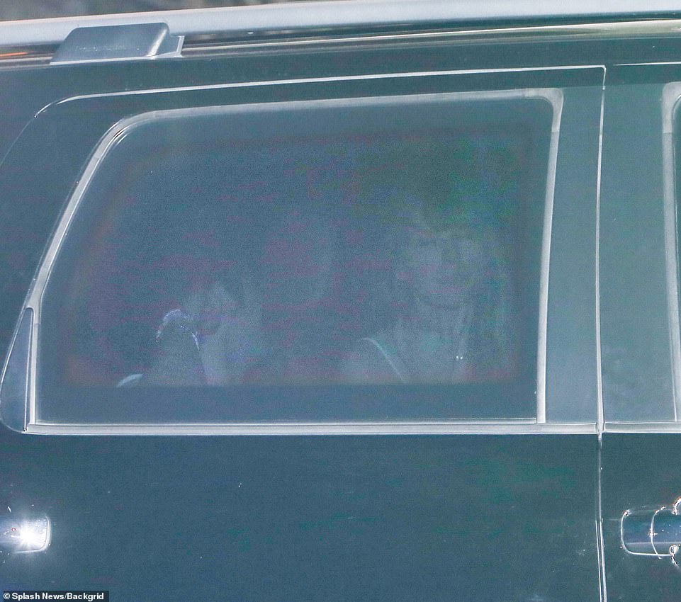 Alarm für neues Paar!  Taylor Swift wurde zum ersten Mal mit ihrem angeblichen Freund Matty Healy auf Fotos abgebildet, die exklusiv von DailyMail.com erhalten wurden
