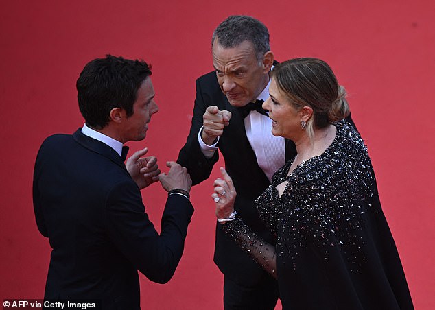 Verärgert: Tom Hanks, 66, schien in eine hitzige Diskussion verwickelt zu sein, als er am Dienstag bei der Premiere seines Films „Asteroid City“ während der Filmfestspiele von Cannes über den roten Teppich lief