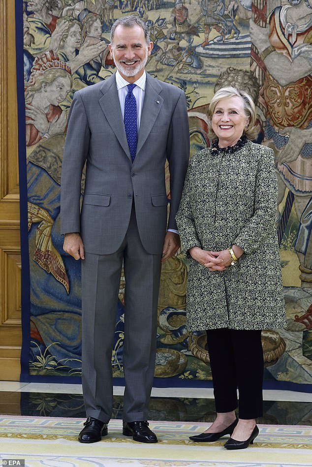Hillary Clinton, 75, posiert für Fotos mit König Felipe, 55, nachdem sie diesen Freitag zu einer Konferenz in Spanien angekommen ist