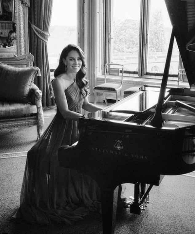 Ein neues Schwarzweißfoto, das am Sonntag in den sozialen Medien veröffentlicht wurde, zeigt die Prinzessin von Wales am Klavier vor ihrem überraschenden Eurovision-Auftakt am Samstagabend