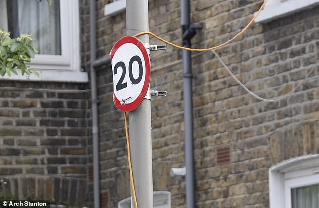 Über Bürgersteige gehängte und aus Fenstern hängende Ladekabel für Elektrofahrzeuge wurden von Wohltätigkeitsorganisationen als „lächerlich“ und „unsicher“ bezeichnet.  Im Bild: Ein Autoladekabel hängt aus einem Fenster in Wandsworth, London