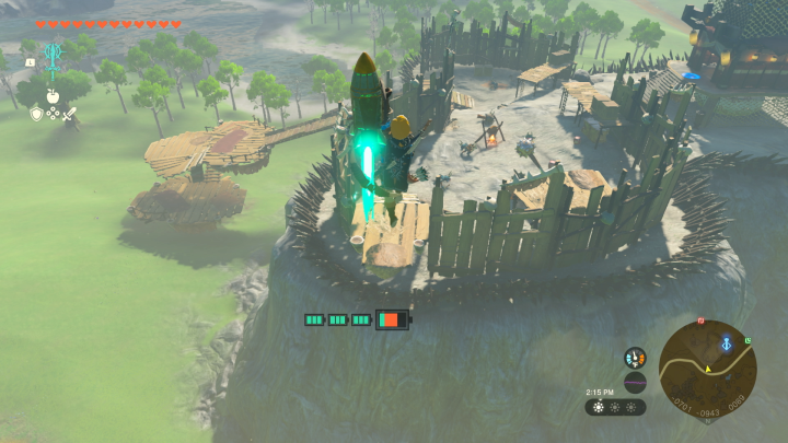 Link fliegt in The Legend of Zelda: Tears of the Kingdom mit einer Rakete in die Luft.