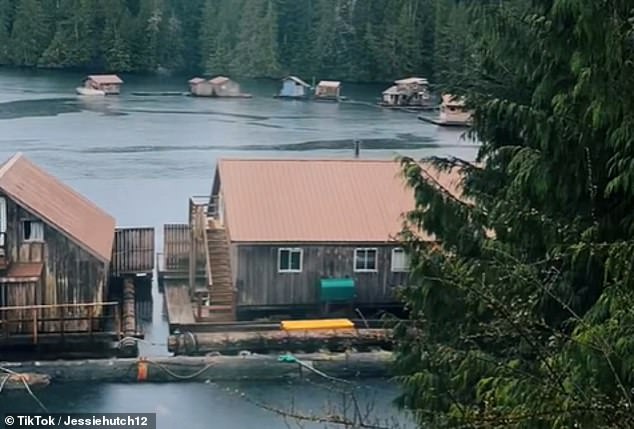 TikTokerin Jessie Hutch nimmt aufschlussreiche Videos ihres Lebens in einem extrem abgelegenen schwimmenden Dorf an der Westküste Kanadas auf, wo das ganze Jahr über Häuser von Bucht zu Bucht geschleppt werden