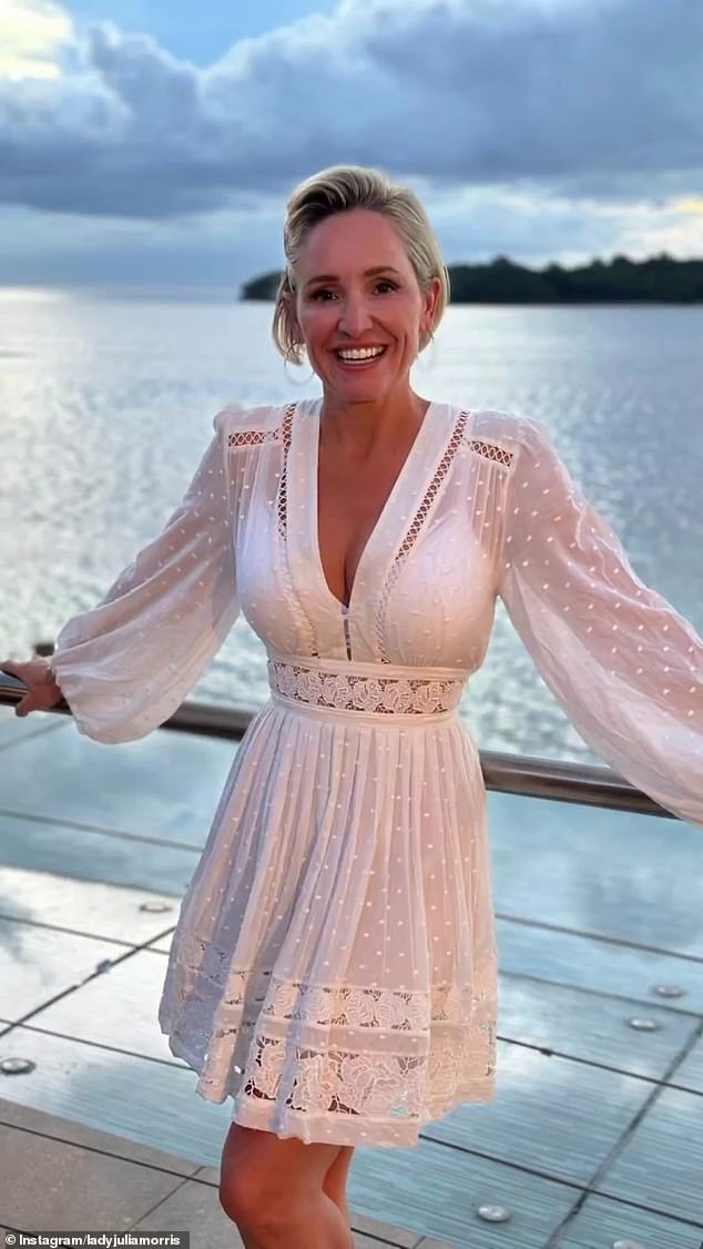 Es kommt, nachdem Fifi letzten Monat einen Inselurlaub mit Carrie Bickmore genossen hat.  Der 45-jährige Radiostar teilte Bilder von ihrer sonnenverwöhnten Fidschi-Reise auf Instagram, auf der sie ihre sensationelle Figur in einer Reihe wunderschöner Kleider und Badeanzüge enthüllte.