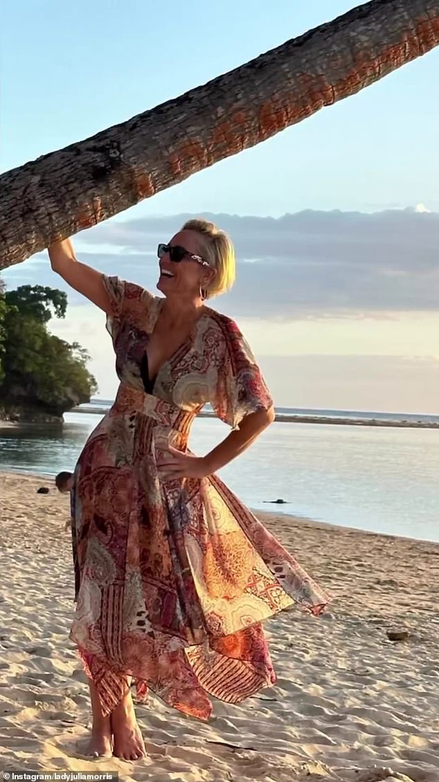 Der 45-jährige Radiostar teilte am Donnerstag Bilder von ihrer sonnenverwöhnten Fidschi-Reise auf Instagram und enthüllte ihre sensationelle Figur in einer Reihe wunderschöner Kleider und Badeanzüge