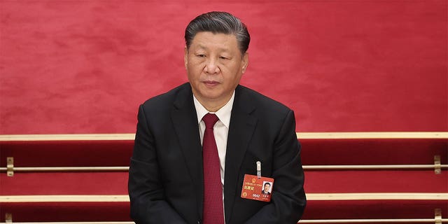 Der chinesische Präsident Xi Jinping sitzt bei einer Sitzung.