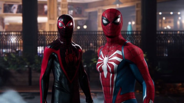 Miles Morales und Peter Parker stehen in Spider-Man 2 zusammen.