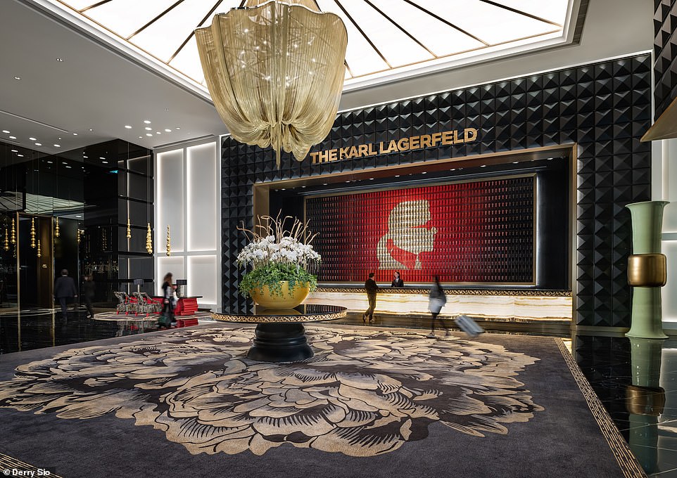 Bevor er 2019 verstarb, arbeitete Lagerfeld mehrere Jahre lang an dem „luxuriösen“ Hotel namens „The Karl Lagerfeld Macau“ und es gilt als sein letztes Innenarchitekturprojekt