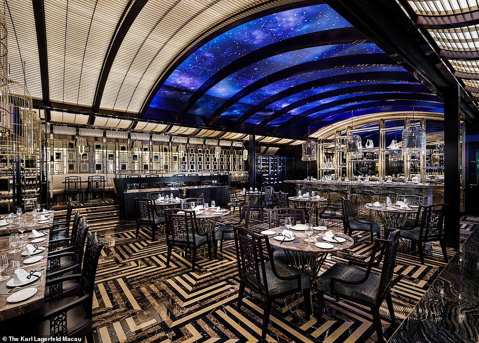 Das Restaurant Mesa by Jose Avillez soll den „charakteristischen Stil und die Lieblingsfarben des Modemoguls widerspiegeln – geometrische Muster, Formen und Linien in Schwarz, Weiß und Gold“.