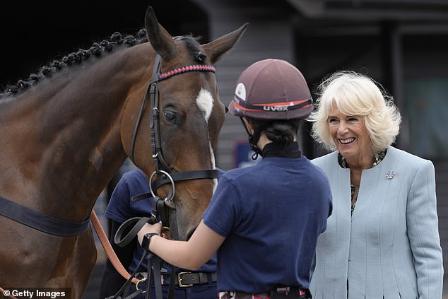 Königin Camilla begutachtet während ihres Besuchs ein Pferd namens „Our Surprise“ in der Abteilung „Best Turned Out“ im Haupthof