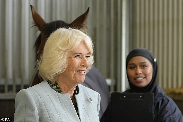 Es stellte sich heraus, dass Camilla einer Gruppe von Schulkindern erzählte, dass sie nicht mehr selbst reiten könne, aber dennoch Zeit fand, mit den Pferden in Kontakt zu bleiben