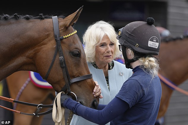 Königin Camilla streichelt ein Pferd namens „Send Her Victorias“ in der Abteilung „Best Turned Out“ im Haupthof