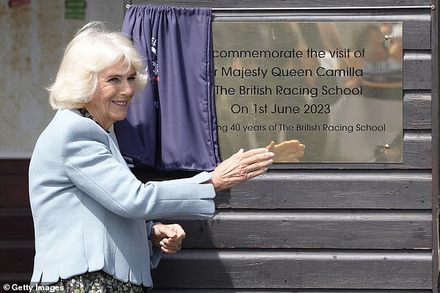 Die Königin lächelte, als sie bei ihrem Besuch der Schule anlässlich ihres 40-jährigen Bestehens eine Gedenktafel enthüllte